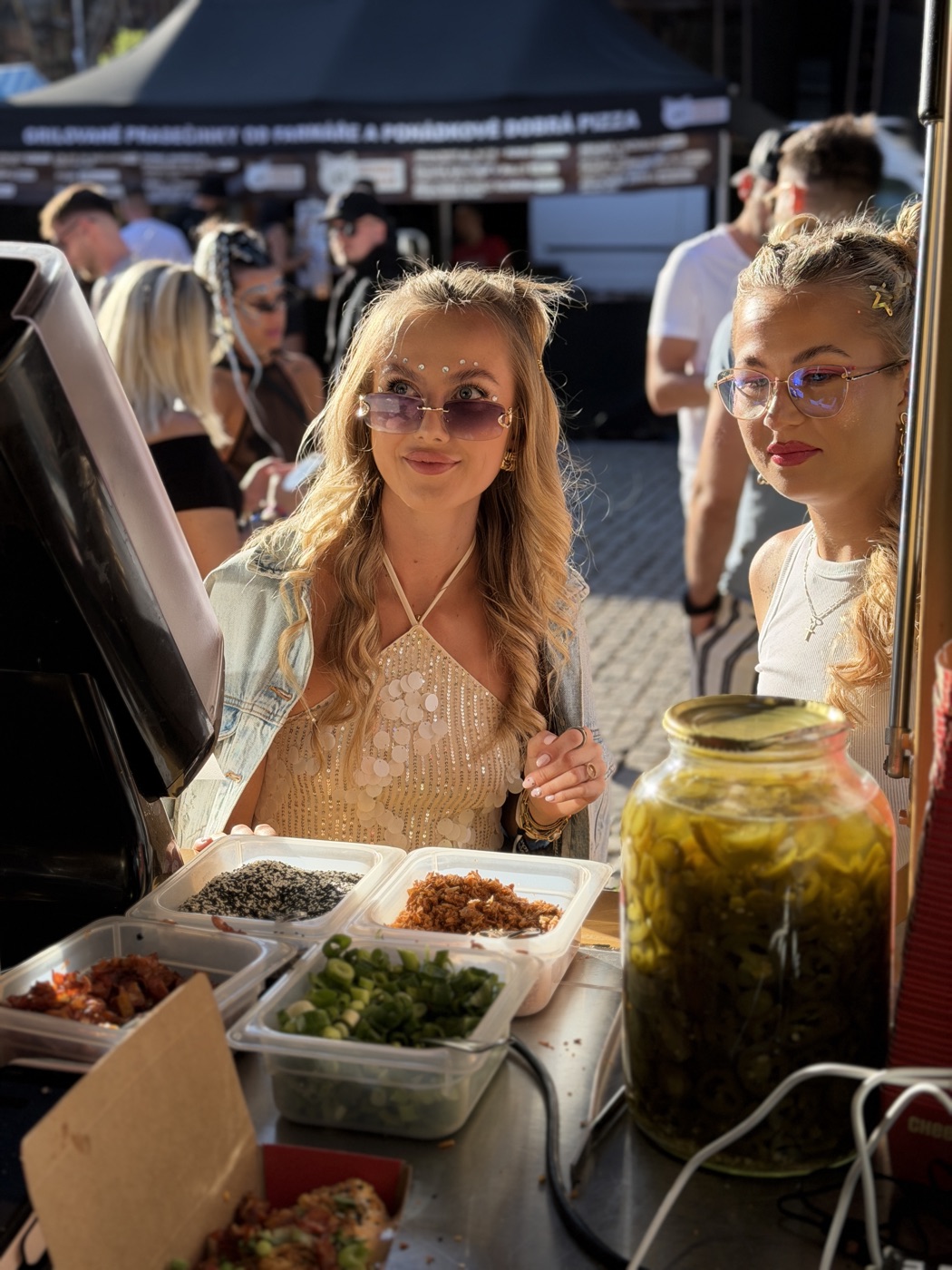 Corndog na festivalovém stánku Kornee’s